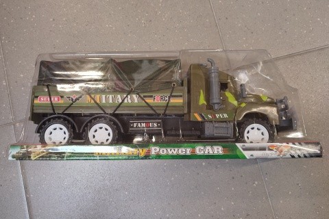 Vojenské auto s plachtou