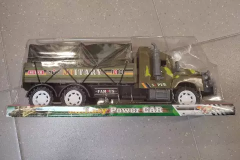 Vojenské auto s plachtou