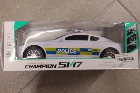 Auto policie  narážecí se zvuky a světlem