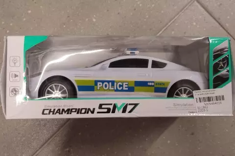 Auto policie  narážecí se zvuky a světlem