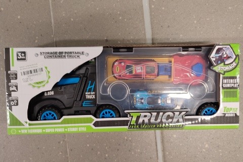 Kamion s autíčky a vystřelovačkou