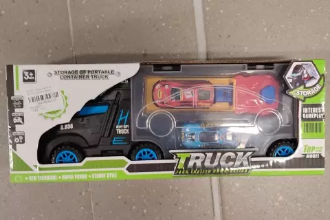 Kamion s autíčky a vystřelovačkou