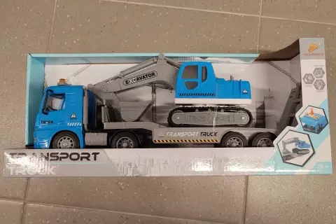 Kamion s bagrem na baterie