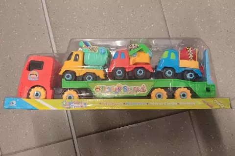 Šroubovací kamion s auty