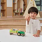 Dřevěný traktor se zvířátky
