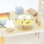 Dřevěný stolek s hudebními nástroji