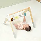 Dřevěná hrazdička s hračkami