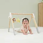 Dřevěná hrazdička s hračkami