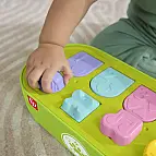 Fisher Price Vyskakovací hračka pro jemnou motoriku JDL66