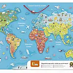 Dřevěná mapa světa s tabulí v českém jazyce