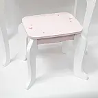 Dřevěný toaletní stolek s příslušenstvím